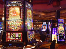 Leaderboard turnamen menampilkan peringkat peserta yang diperbarui secara real-time Leaderboard turnamen taruhan pra-pertandingan